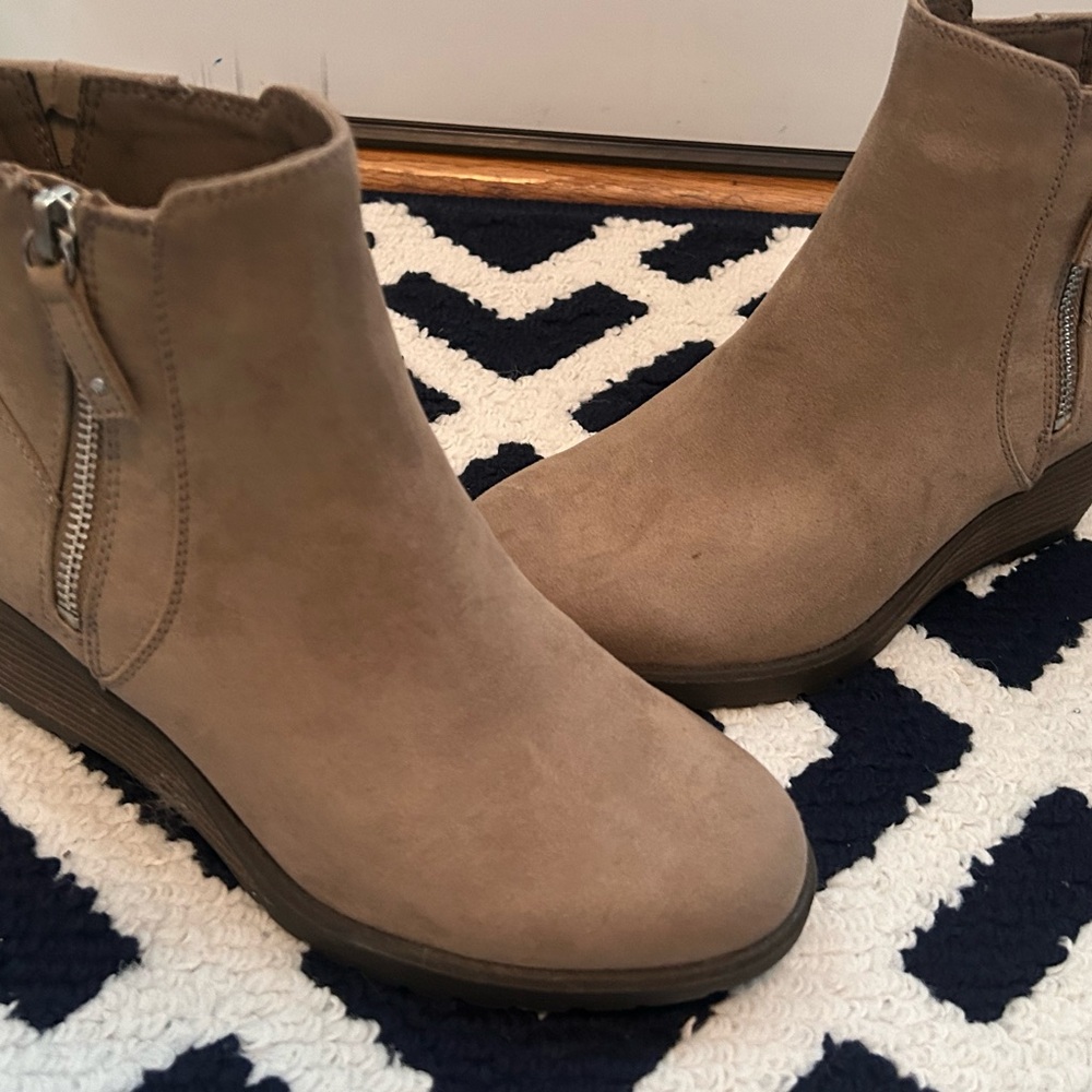 Dr. Scholl's Tan Ankle Boots with Chunky Heel and Side Zipper